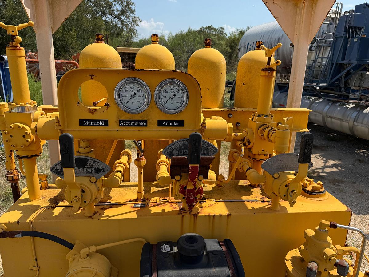 Used 2009 ADVANCED PRESSURE 3-STATION 4-BOTTLE ACCUMULATOR CLOSING UNIT, SKIDDED