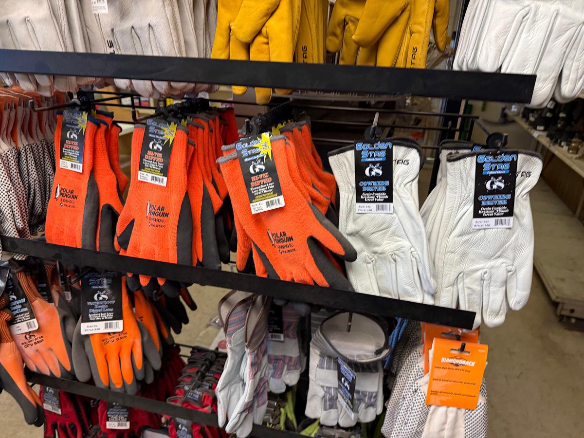 Used END CAP SECTION OF (80+) PAIRS GOLDEN STAG VARIOUS TYPES OF WORK GLOVES