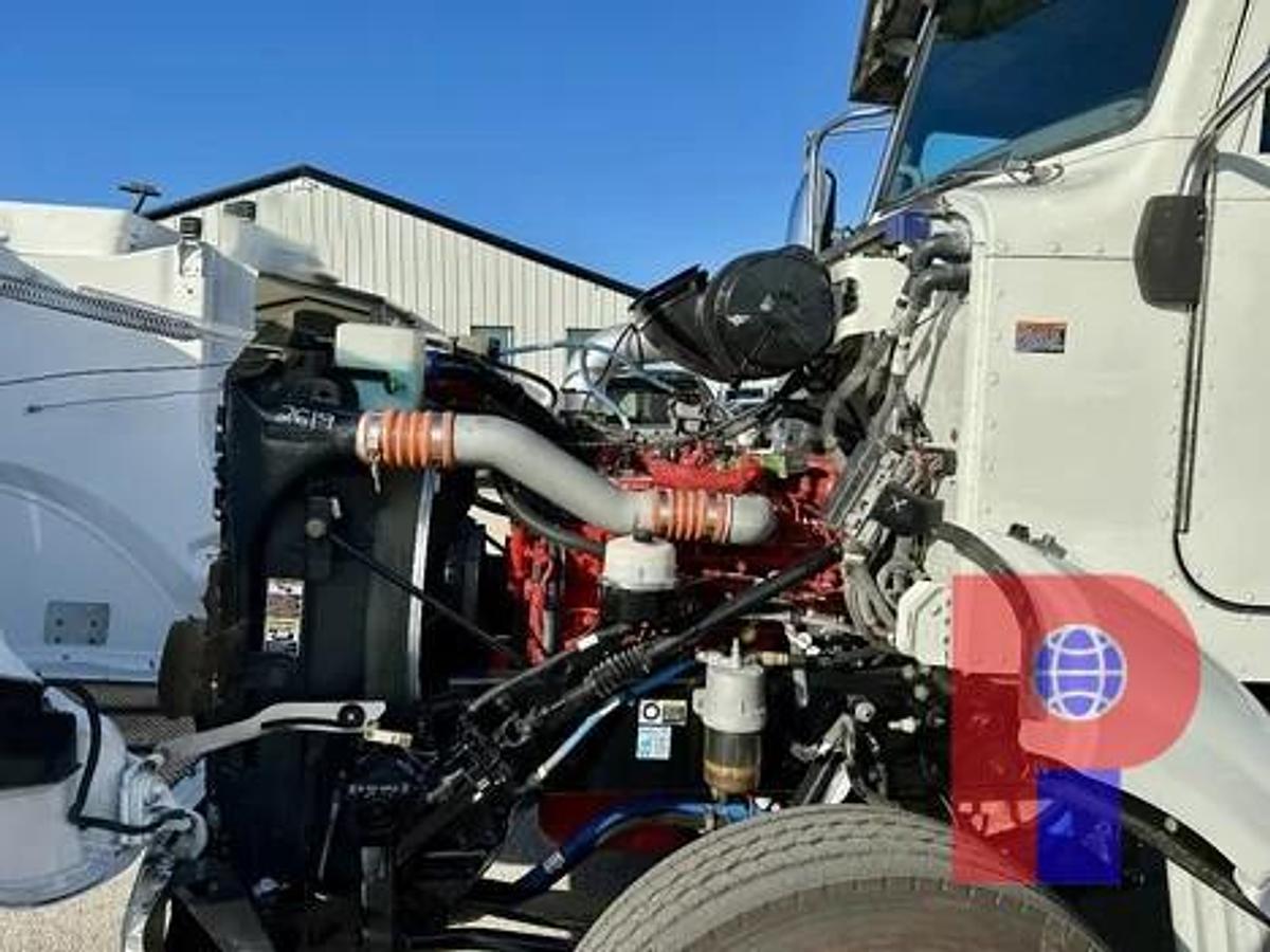 Used 2013 PETERBILT 384 T/A DAY CAB TRUCK TRACTOR