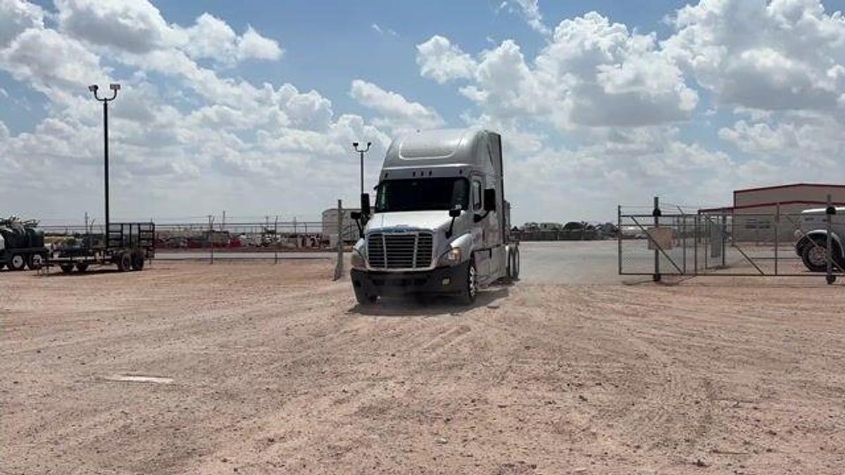 Used 2018 FREIGHTLINER CASCADIA T/A SLEEPER HAUL TRUCK