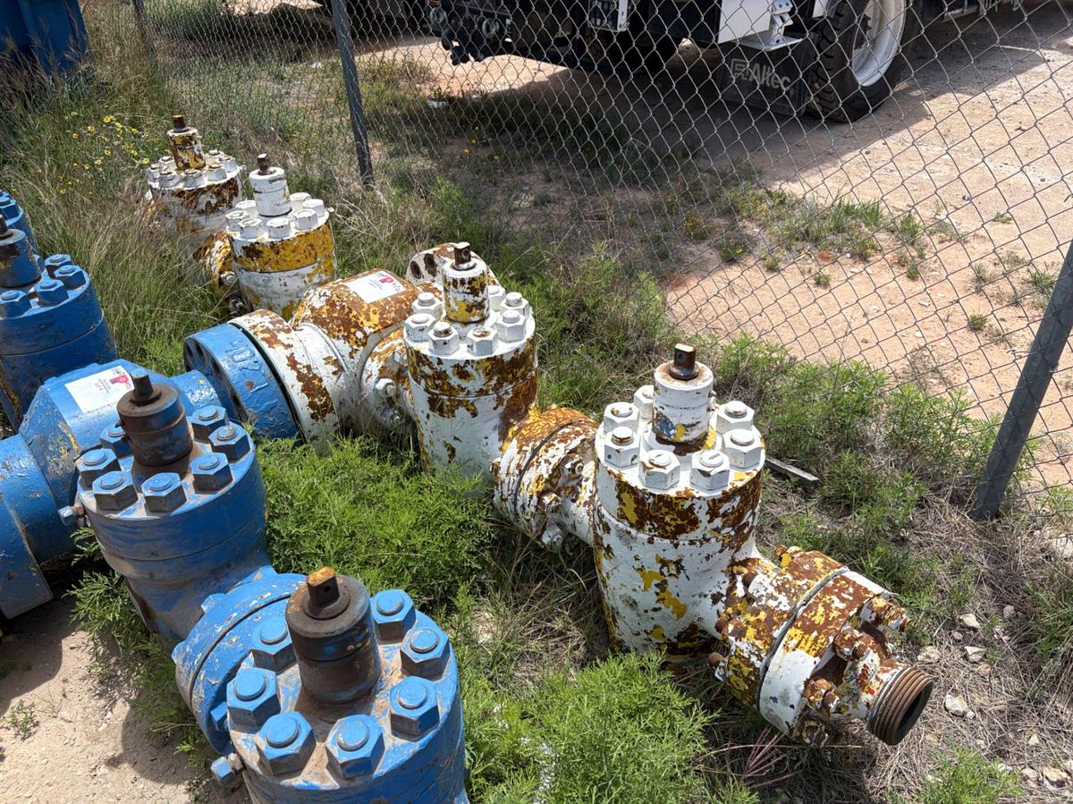 Used 7-1/16” x 4” fluid cross w/ (4) 4” 10k gate valves
