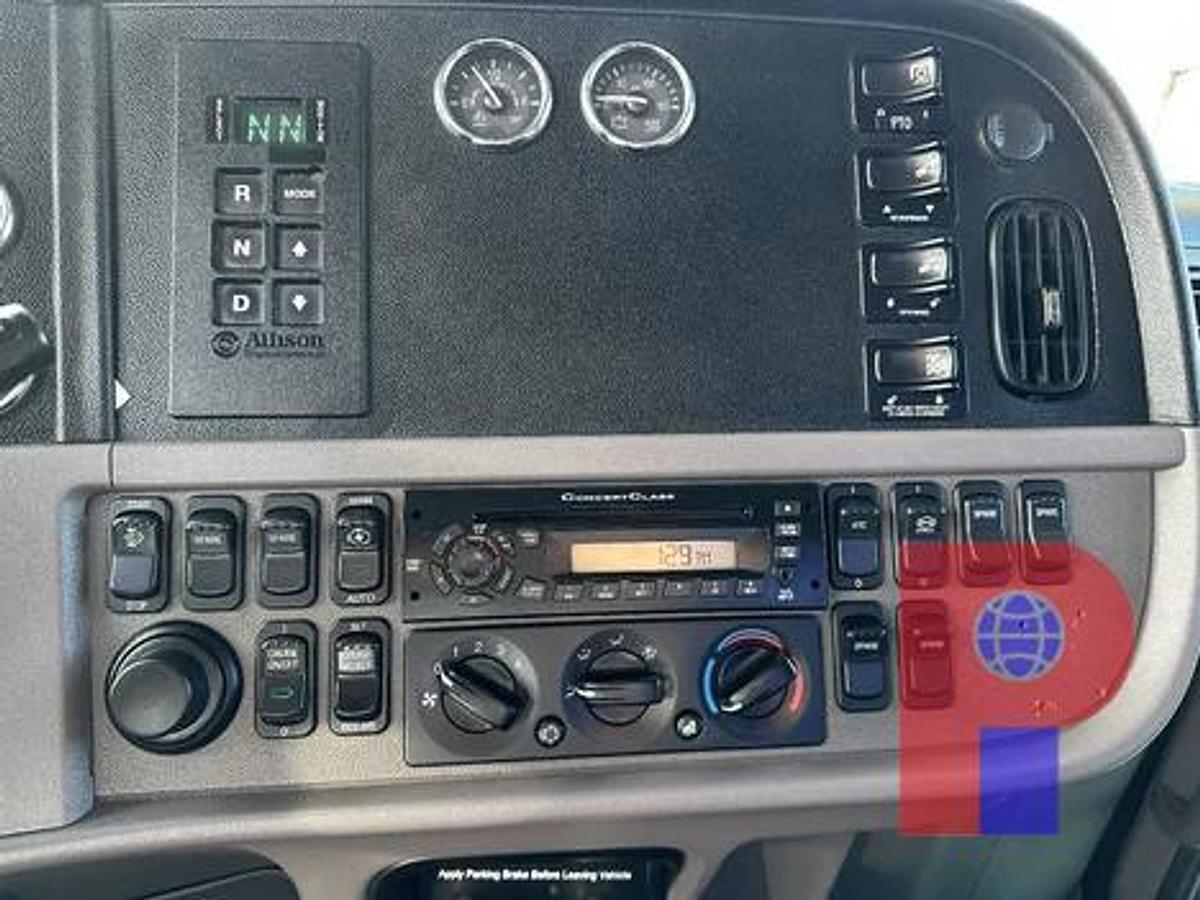 Used 2013 PETERBILT 384 T/A DAY CAB TRUCK TRACTOR