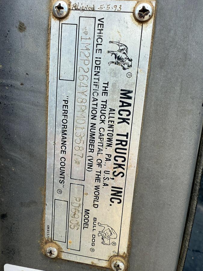 Used 1993 MACK RD690S T/A 75-BBL VACUUM TRUCK