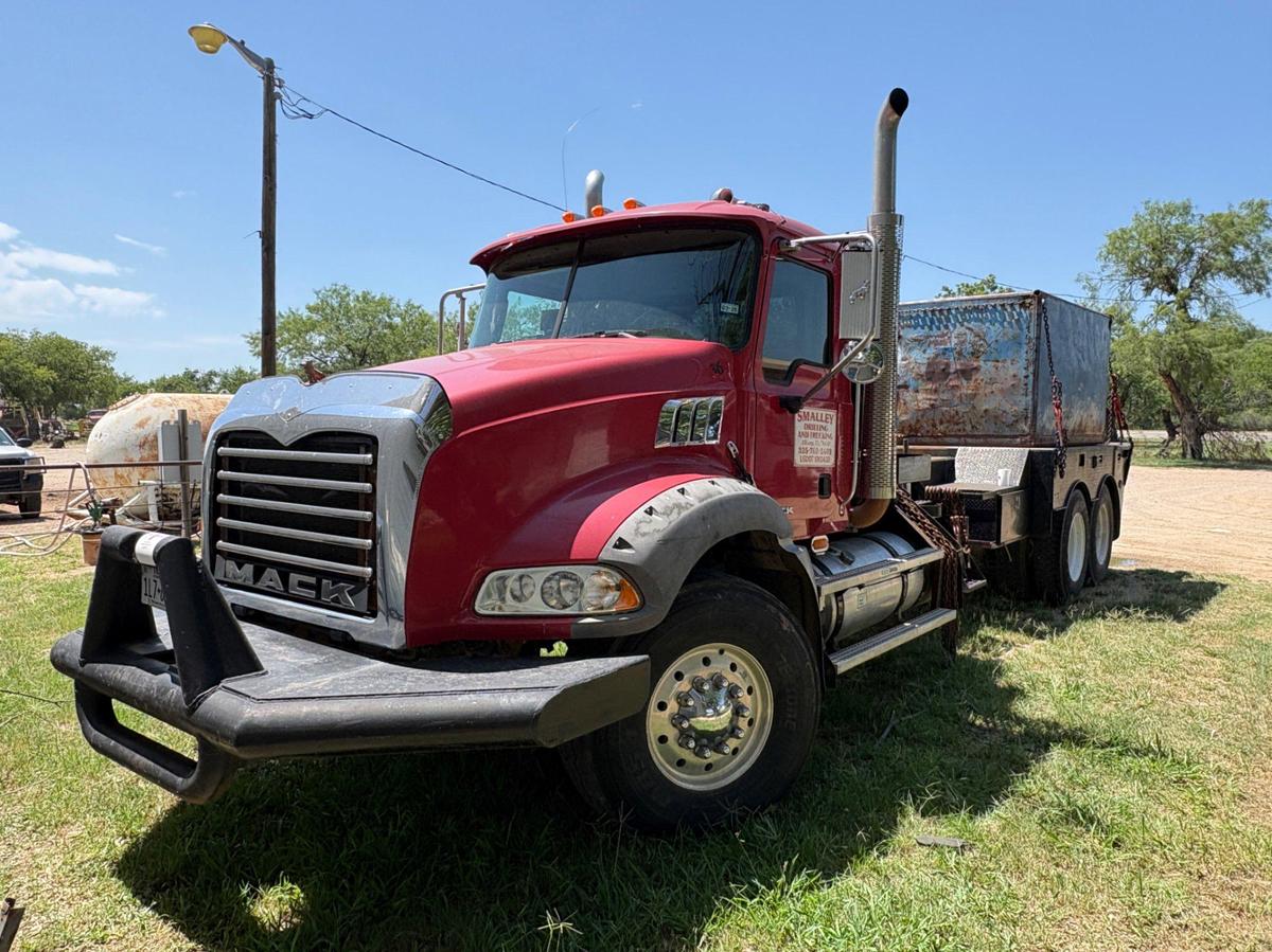 Used 2009 MACK GRANITE T/A DAYCAB WINCH BED TRUCK