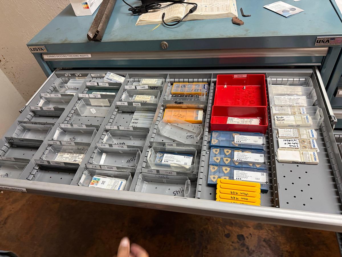 Used LOT W/ (200+) UNUSED EXPENDABLE MACHINING TOOLS INCLUDES (2) LISTA 8-DRAWER ROLLING TOOLBOXES, TABLE TOP & BOLT BIN W/ CONTENTS