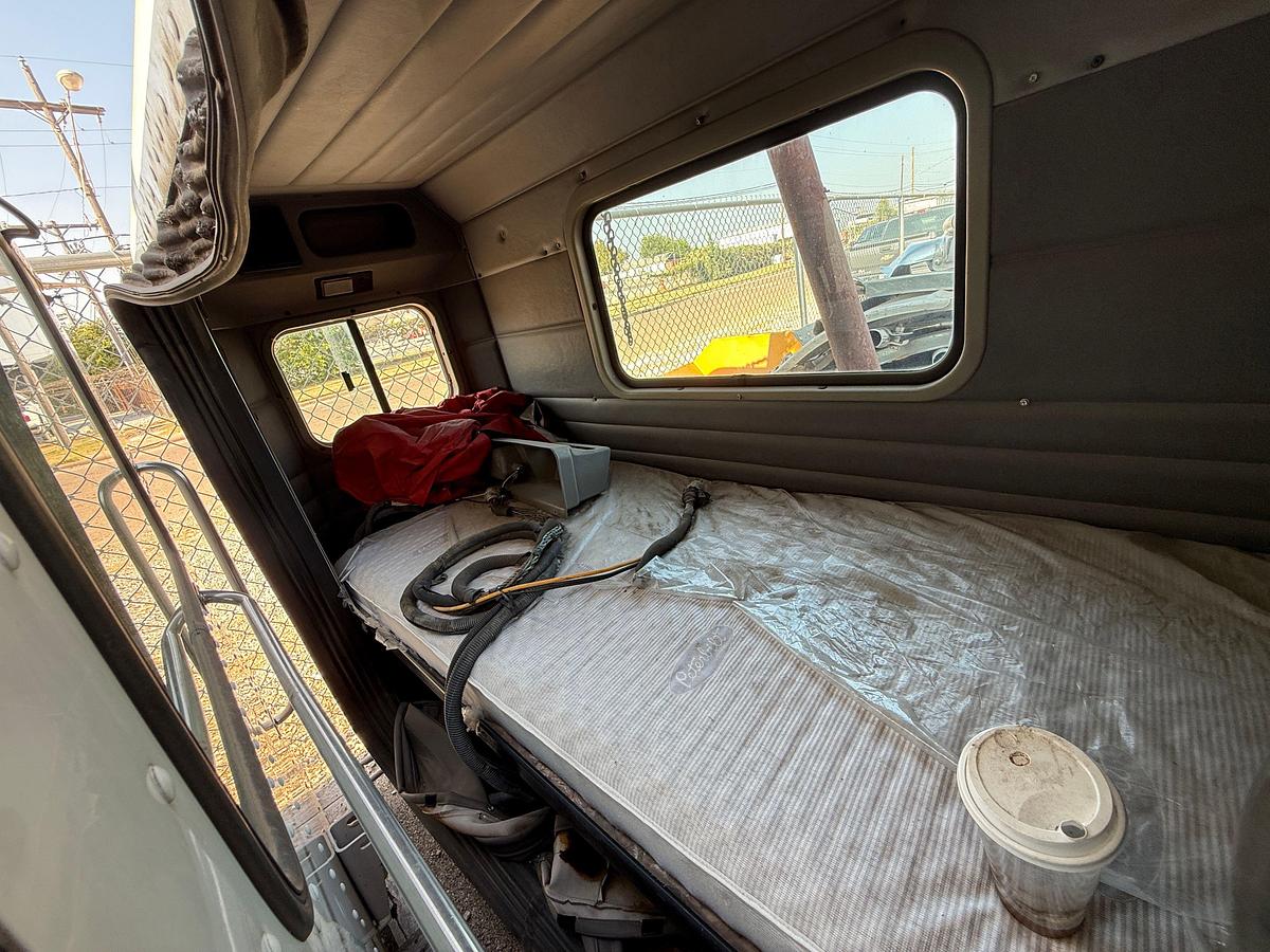 Used UNIBILT 36” SLEEPER FOR PETERBILT TRUCK