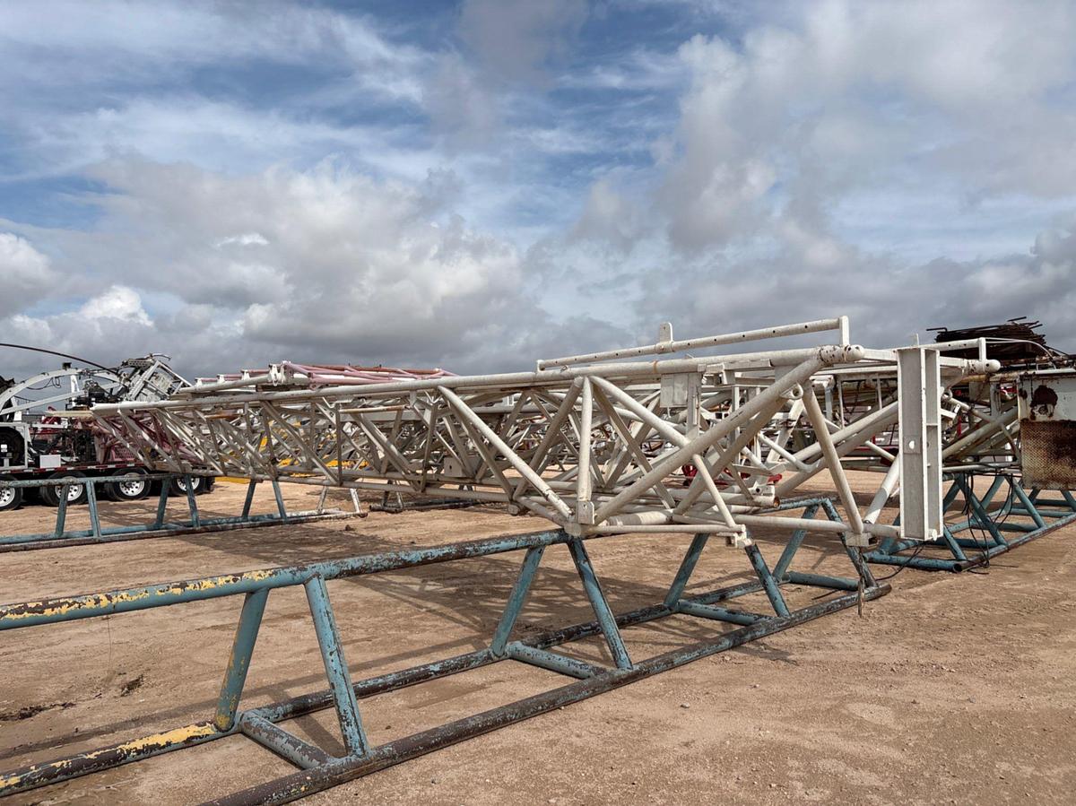 Used 96’ x 152,000 mast
