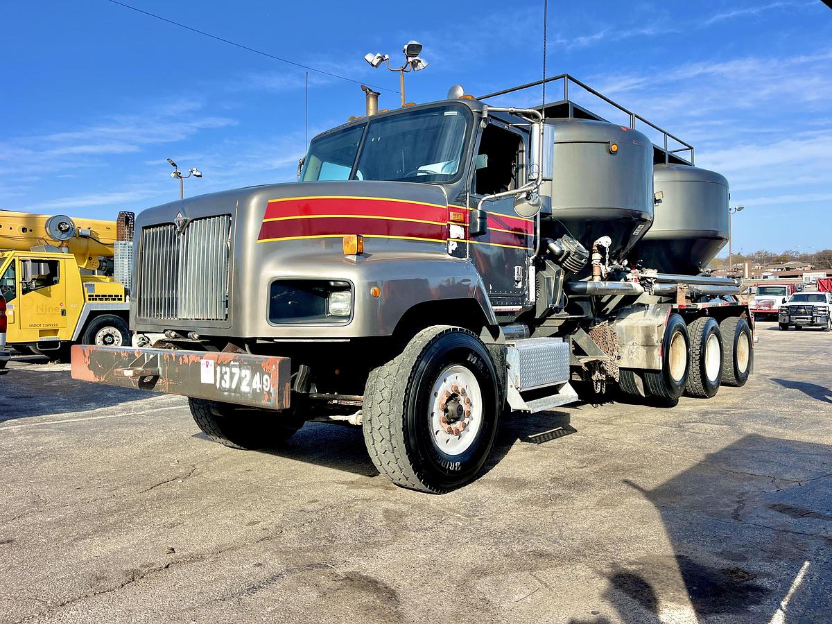 Used 2004 INTERNATIONAL  PAYSTAR 5600I TRI AXLE 660 CF CEMENT BULK TRUCK