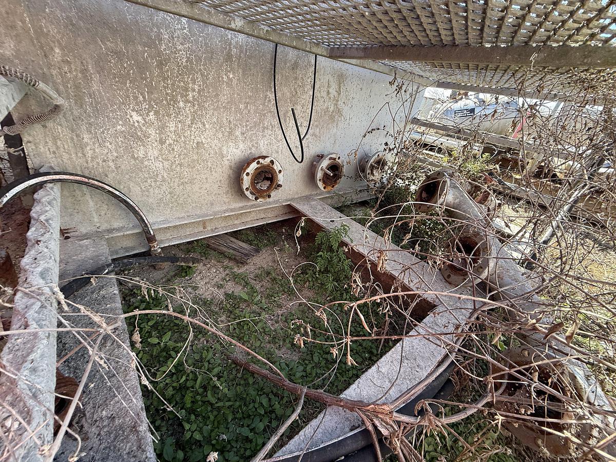 Used 15’ X 7’ X 5’ 2-COMPARTMENT MIXING TANK W/ PORCH, CATWALK, AGITATOR