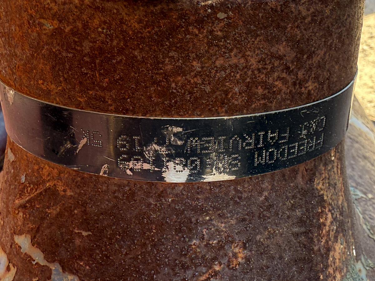 Used (2) MULTI-SIZE SINGLE PLUG CEMENT HEADS & METAL TUB OF CEMENT HEAD CONNECTIONS