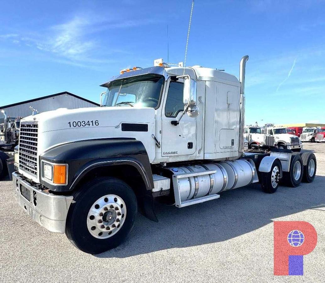 Used 2015 MACK PINNACLE CHU613 TRI AXLE SLEEPER TRUCK