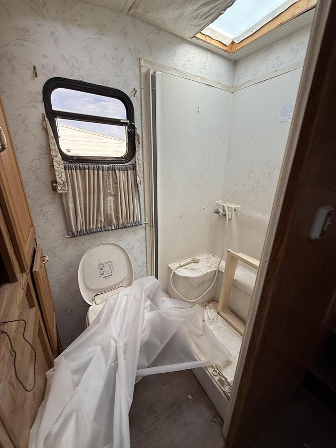 Used NUWA INDUSTRIES HITCHHICKER II 31’ T/A FIFTH WHEEL CAMPER TRAILER