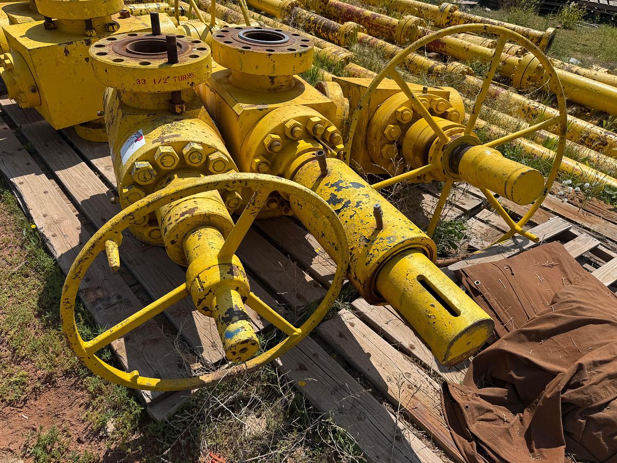 Used (3x$) (1) 7-1/16” 10M HYDRAULIC & (2) MANUAL FRAC VALVES