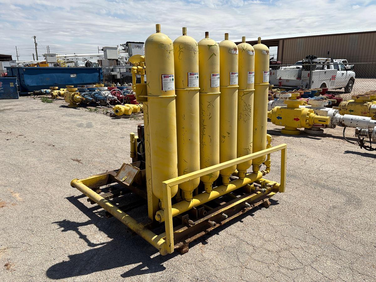 Used 4-station closing unit, skidded, turned over, did not start