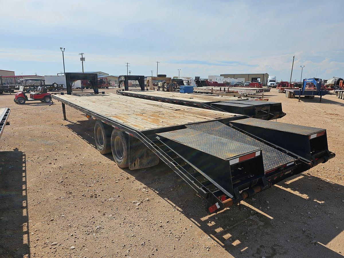 Used 2018 ROAD BOSS 30’ X 102” T/A GOOSENECK TRAILER