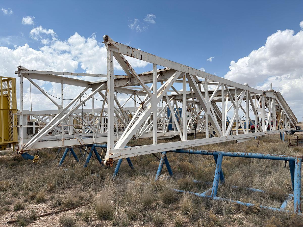Used LEE C MOORE 142’ X 750,000 hookload Derrick w/ 1-1/4” sheaves