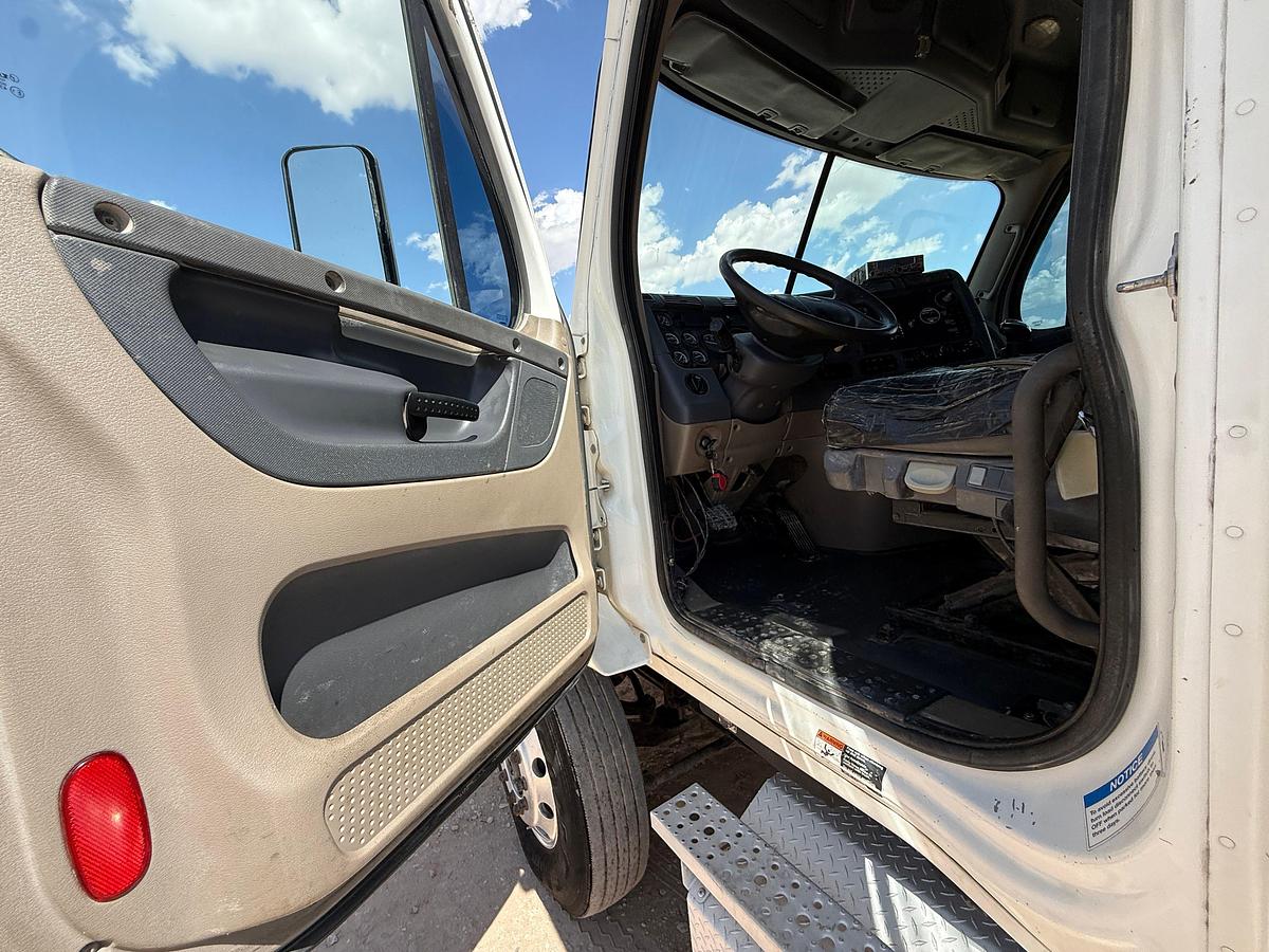 Used 2009 FREIGHTLINER CASCADIA T/A DAYCAB WINCH TRUCK