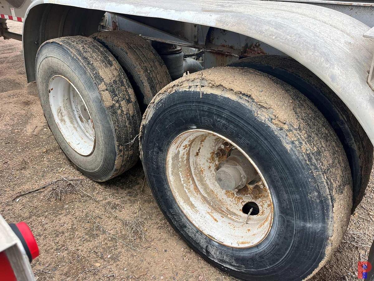 Used 2004 HEIL 1,000 CU.FT. PNEUMATIC BULK TRAILER W/ BLOWER