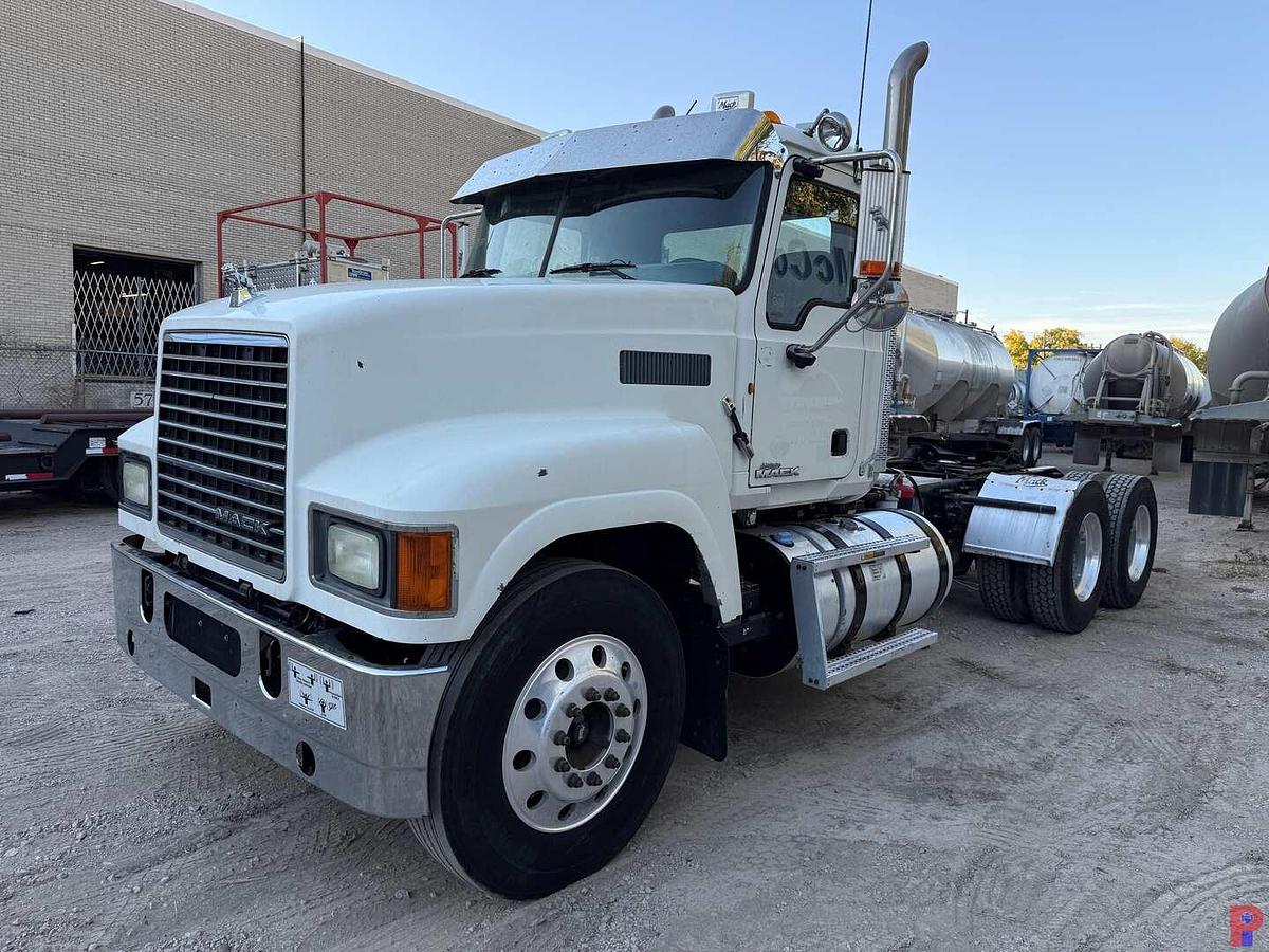 Used 2013 MACK CHU613 PINNACLE T/A DAY CAB TRUCK