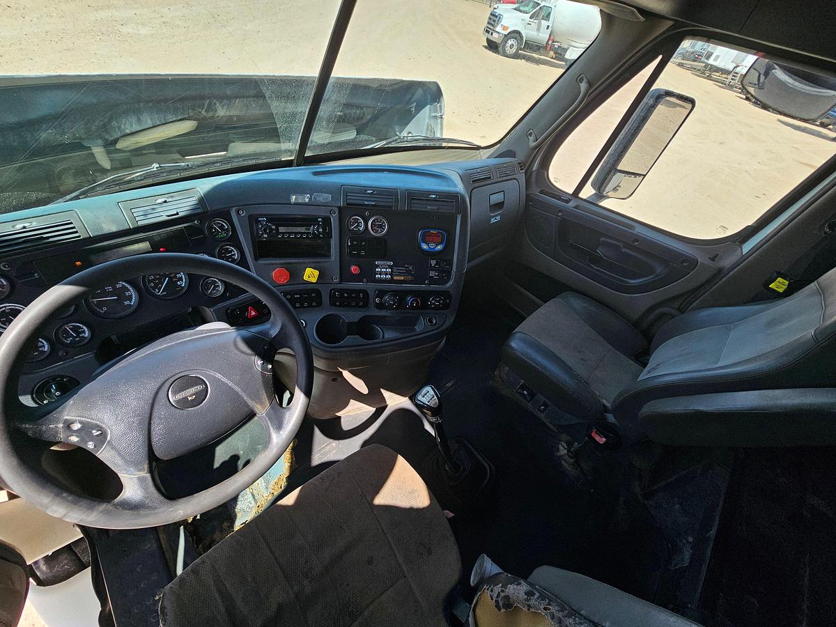 Used 2011 FREIGHTLINER CASCAIDA SLEEPER TRUCK