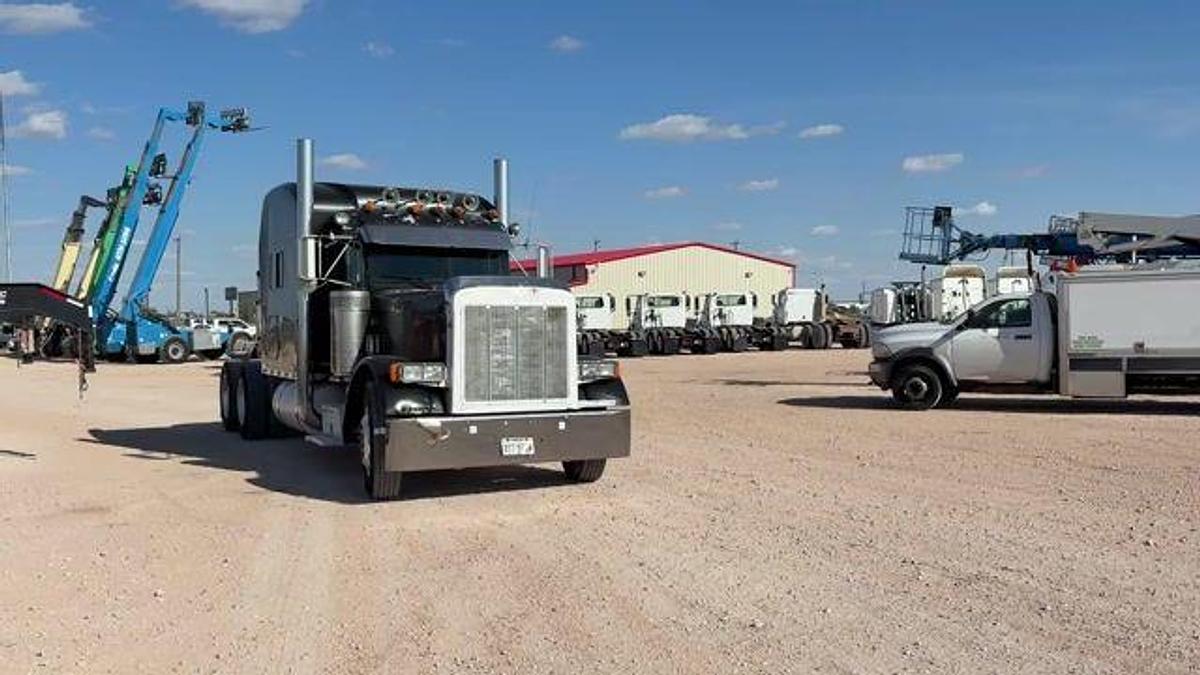 Used 2002 PETERBILT 379 EXT HOOD T/A 68” SLEEPER TRUCK