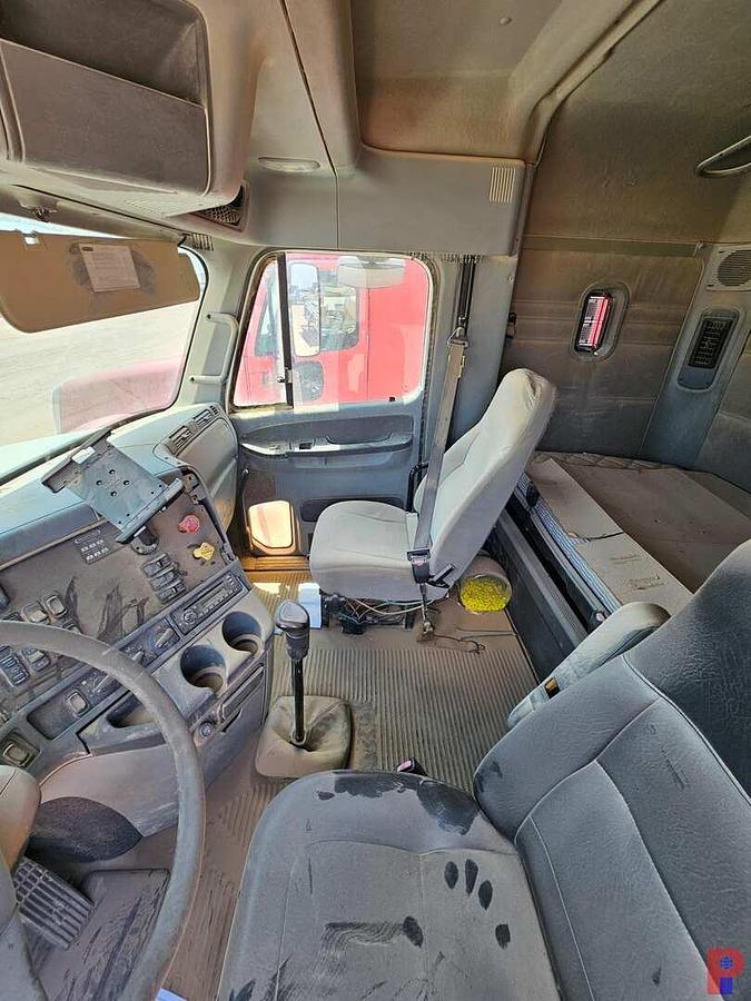 Used 2006 FREIGHTLINER COLUMBIA 120