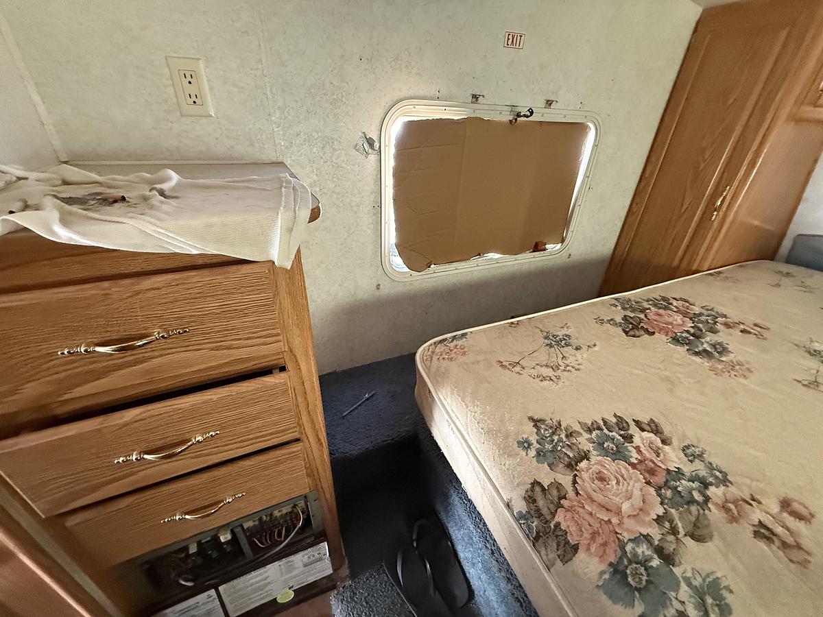 Used 2003 DUTCHMEN 25’ SPORT T/A FIFTH WHEEL PULL CAMPER TRAILER