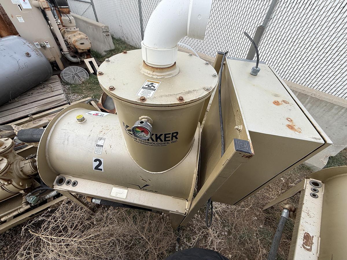 Used DEKKER VACUUM TECHNOLOGIES MOD. DV05500-KA VACUUM PUMP W/ INLET FILTER & HEAT EXCHANGER