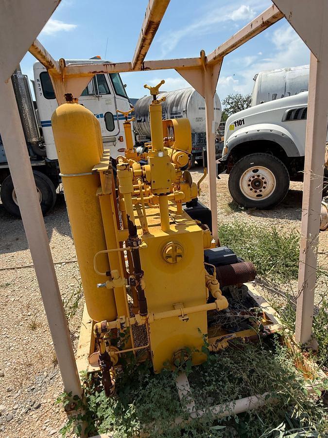 Used 2009 ADVANCED PRESSURE 3-STATION 4-BOTTLE ACCUMULATOR CLOSING UNIT, SKIDDED