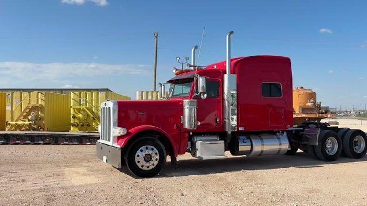 Used 2019 PETERBILT 389  EXT HOOD 68” SLEEPER TRUCK