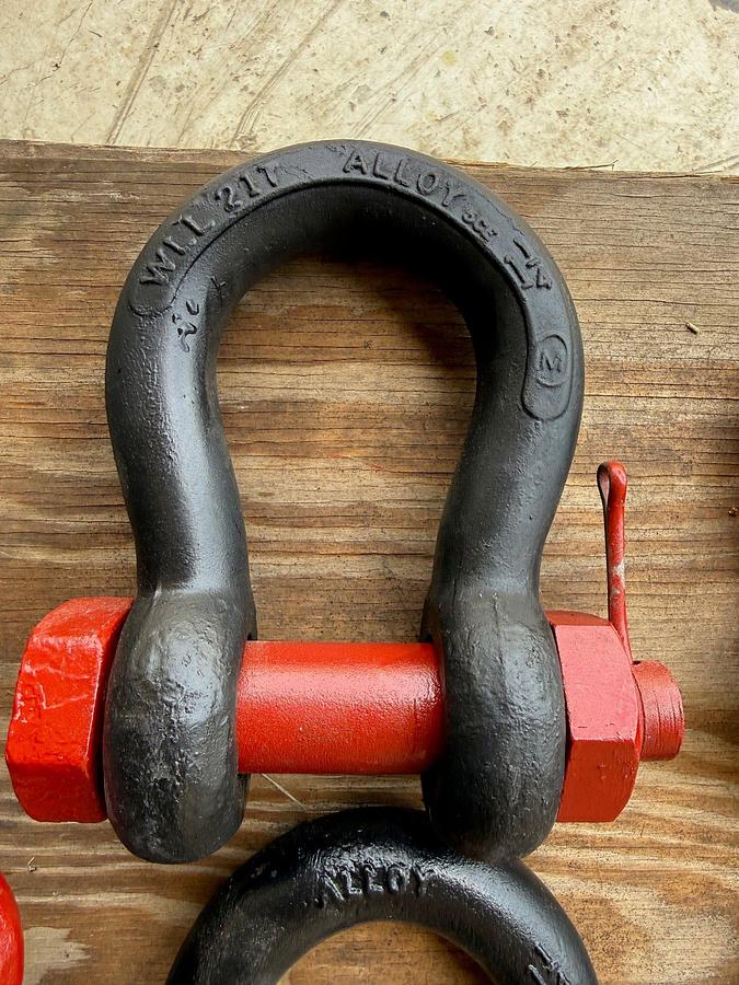 Used PALLET OF ( 30) ASSORTED 3 ¼ TON THRU 25-TON CROSBY SHACKLES