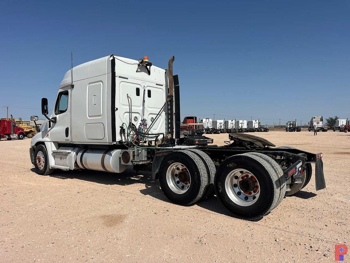 Used 2012 FREIGHTLINER CASCADIA 125064ST T/A 60” SLEEPER TRUCK