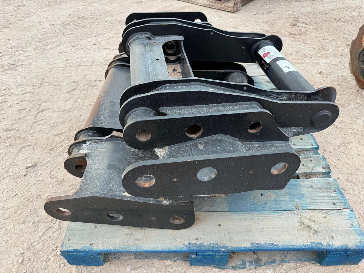 Used (2) CAT 448-1531 QUICK COUPLER ONLY (NO CYLINDER) F/ FRONT LOADER ATTACHMENT