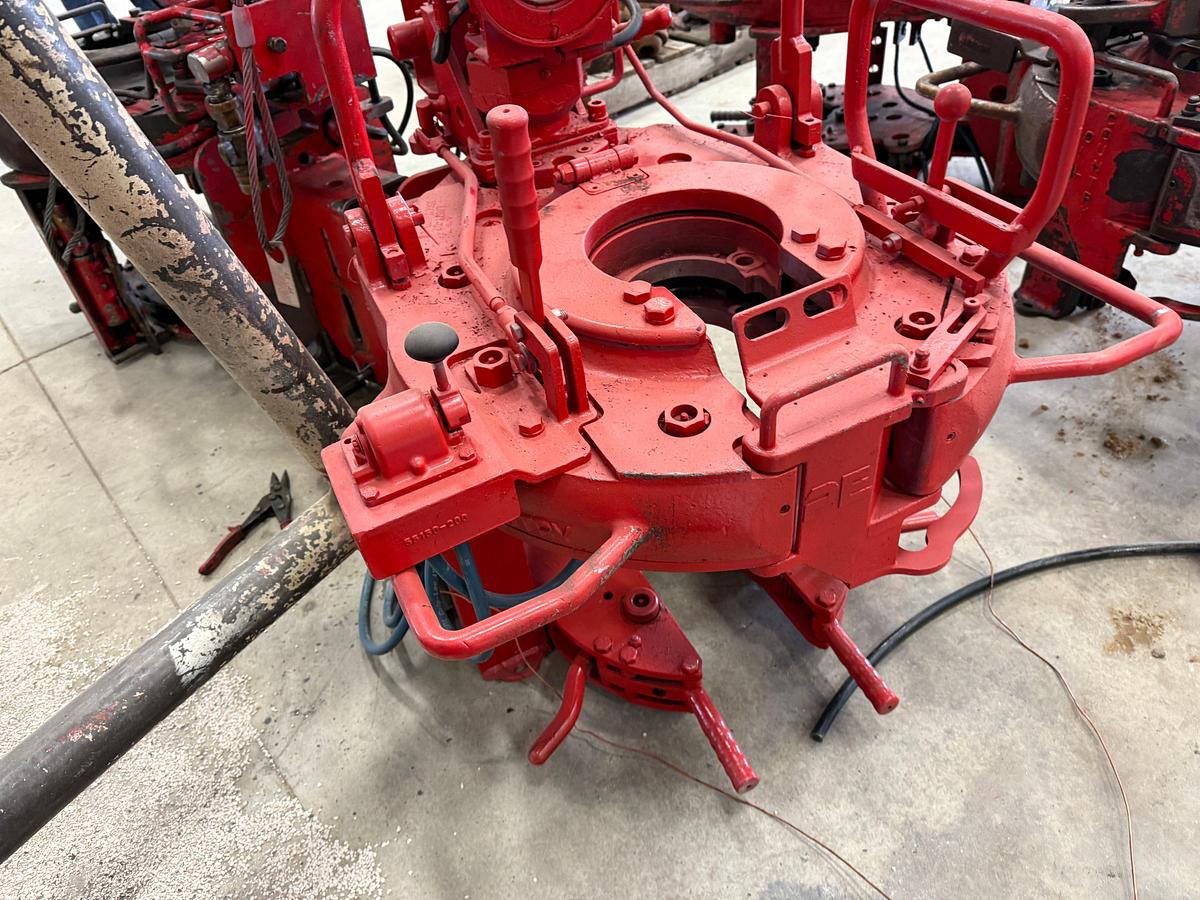 Used OIL COUNTRY 55000 HYDRAULIC TUBING TONG W/ AIR BACK-UP & HANGER