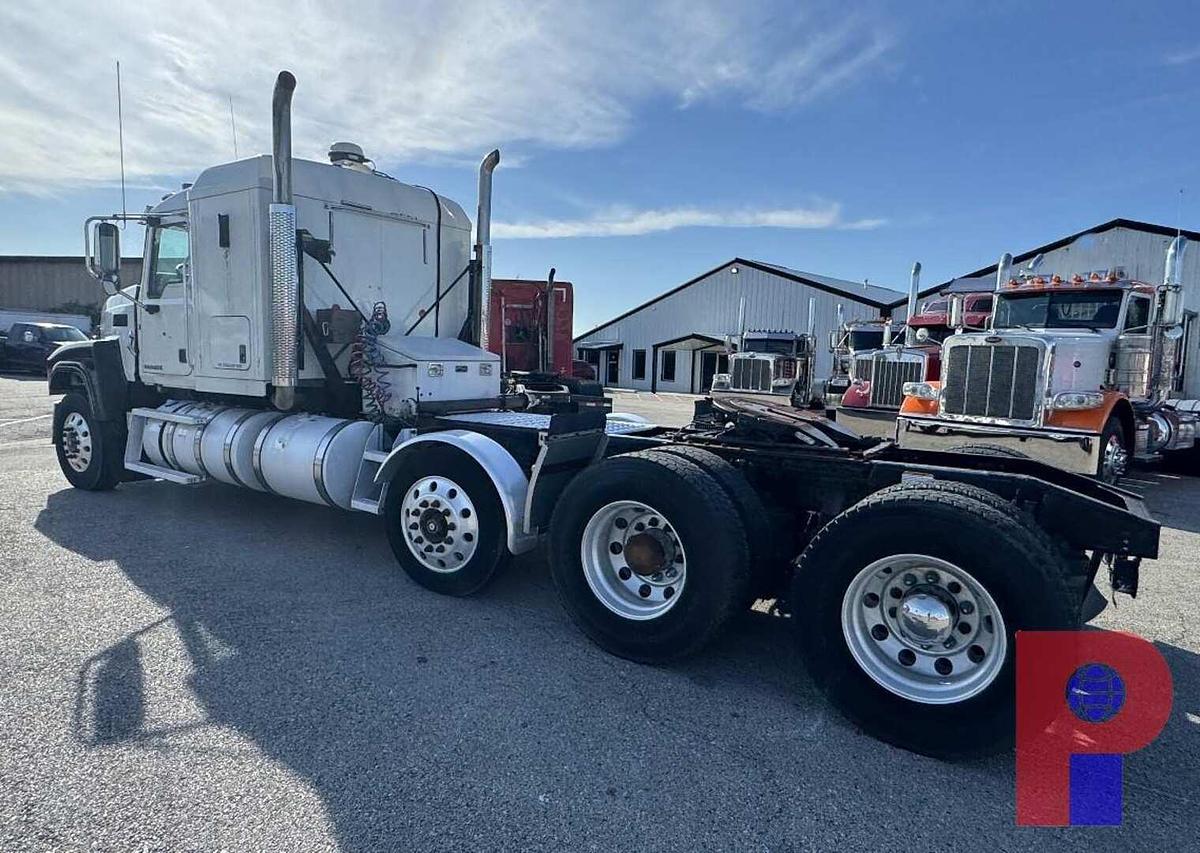 Used 2015 MACK PINNACLE CHU613 TRI AXLE SLEEPER TRUCK
