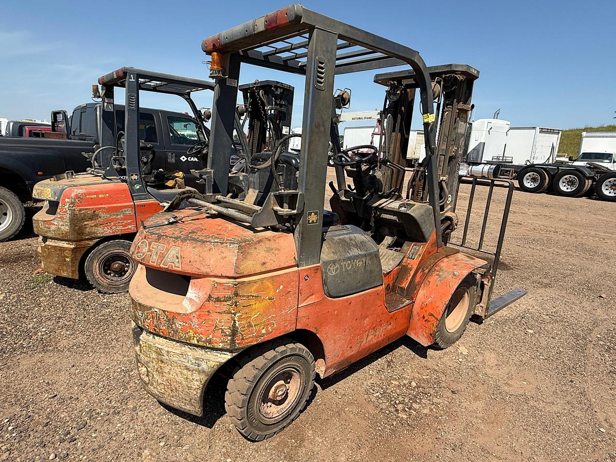 Used TOYOTA 7FGU25 G/LP 4,550 LBS FORKLIFT (inoperable)
