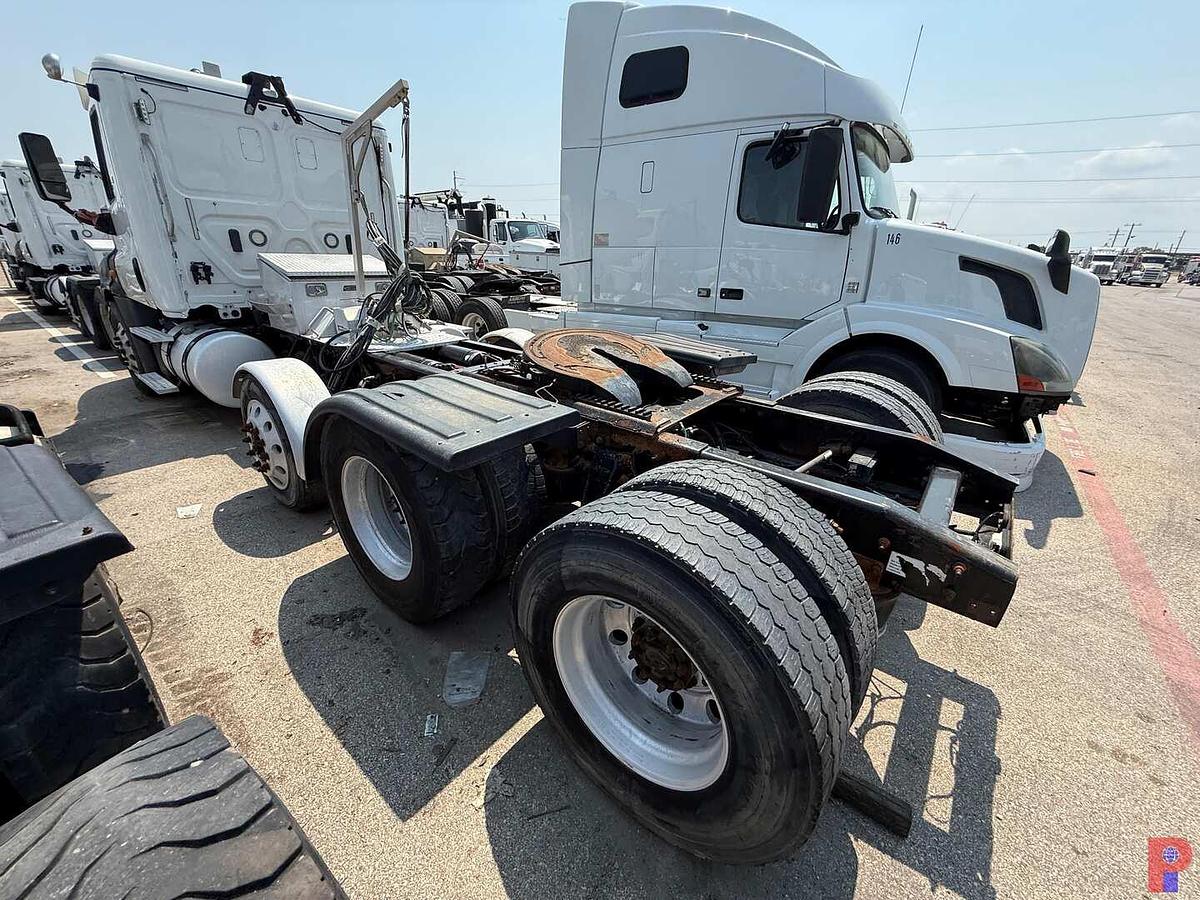 Used 2018 FREIGHTLINER CASCADIA TRI AXLE DAY CAB TRUCK TRACTOR