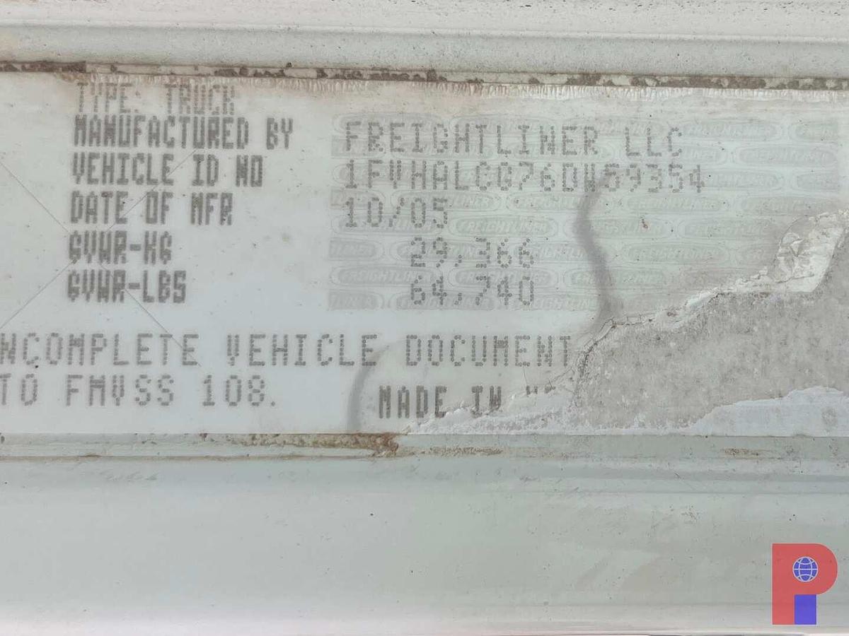 Used 2006 FREIGHTLINER FLD120 SD T/A 60K HYD WINCH BED TRUCK