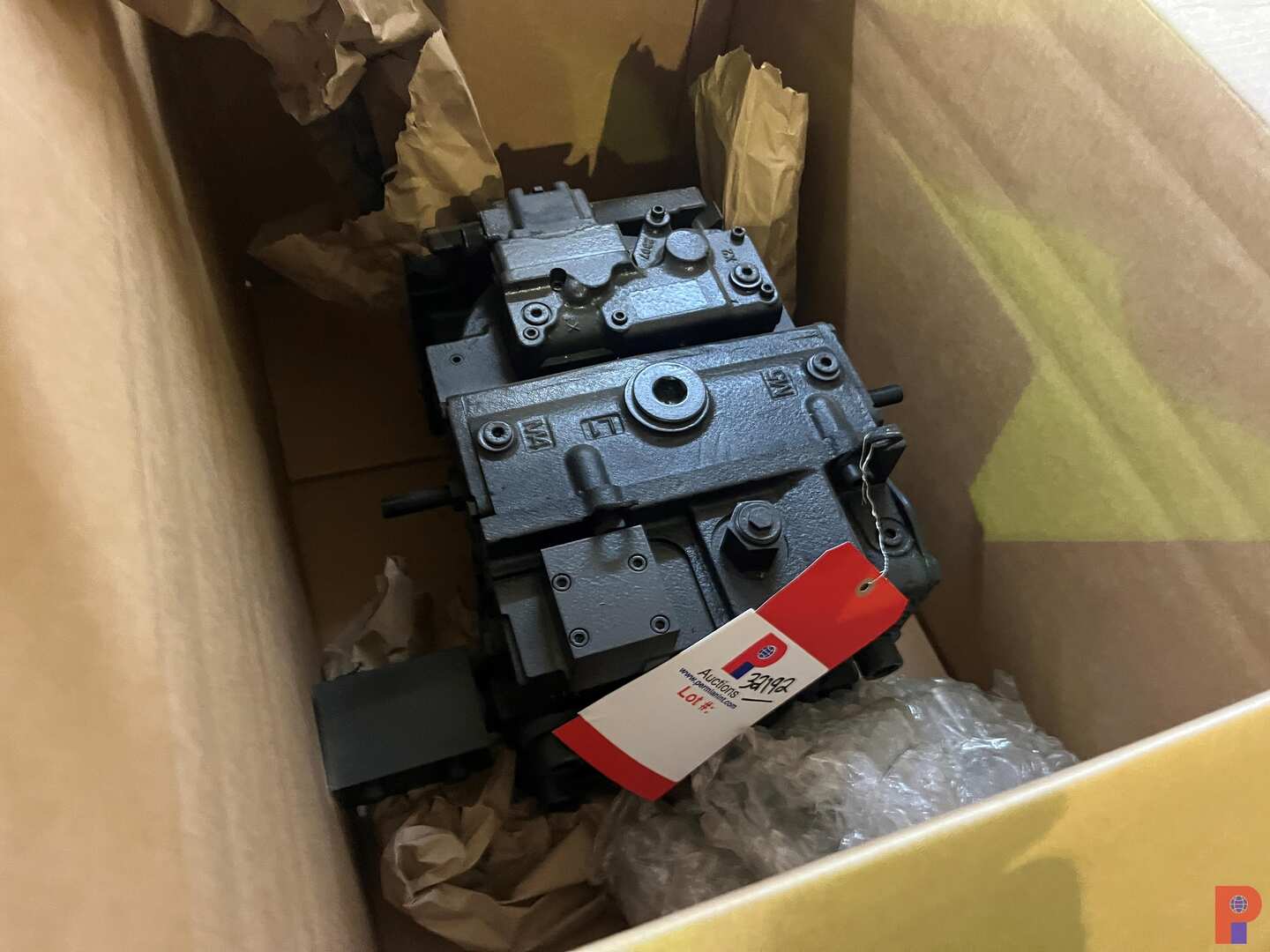 Used NEW / UNUSED SAUER DANFOSS 180CC HYDRAULIC PUMP P/N 83061571