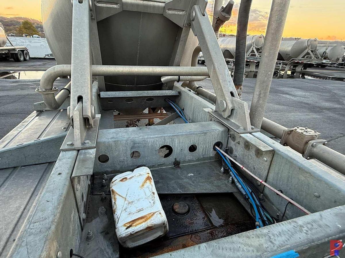 Used 2017 HEIL 1040 CU. FT T/A DRY BULK PNEUMATIC TRAILER