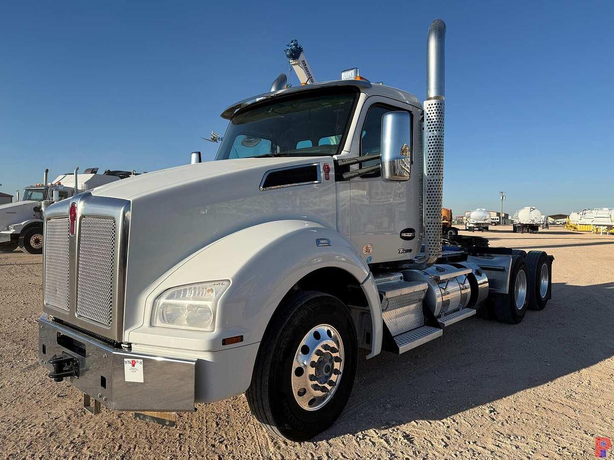 Used 2024 KENWORTH T880 T/A DAY CAB TRUCK TRACTOR