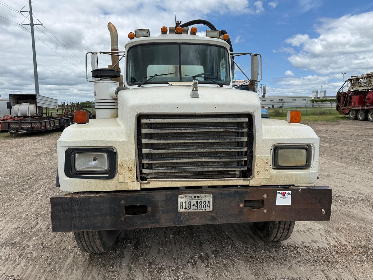 Used 1993 MACK RD690S T/A 75-BBL VACUUM TRUCK