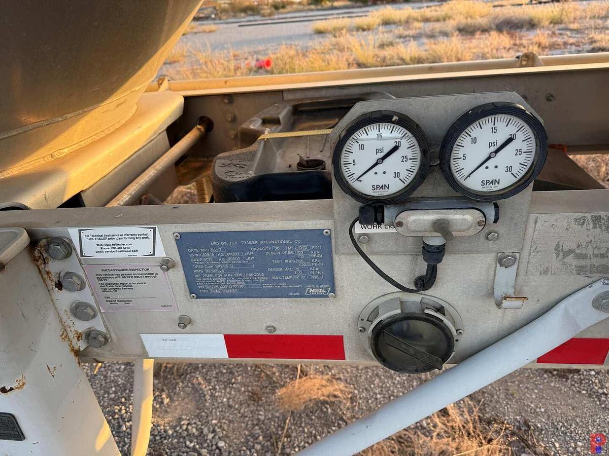 Used 2017 HEIL TRAILER  1040 CU. FT. T/A PNEUMATIC DRY BULK TRAILER