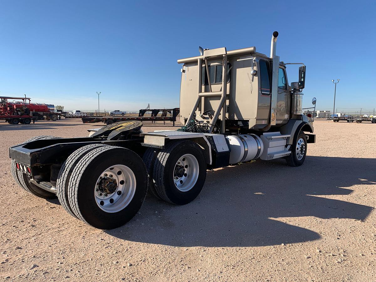 Used 2012 WESTERN STAR 4900 SB T/A 24" Sleeper Truck