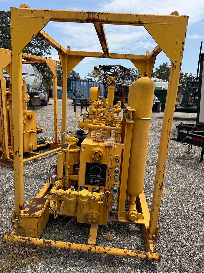 Used 2009 ADVANCED PRESSURE 3-STATION 4-BOTTLE ACCUMULATOR CLOSING UNIT, SKIDDED