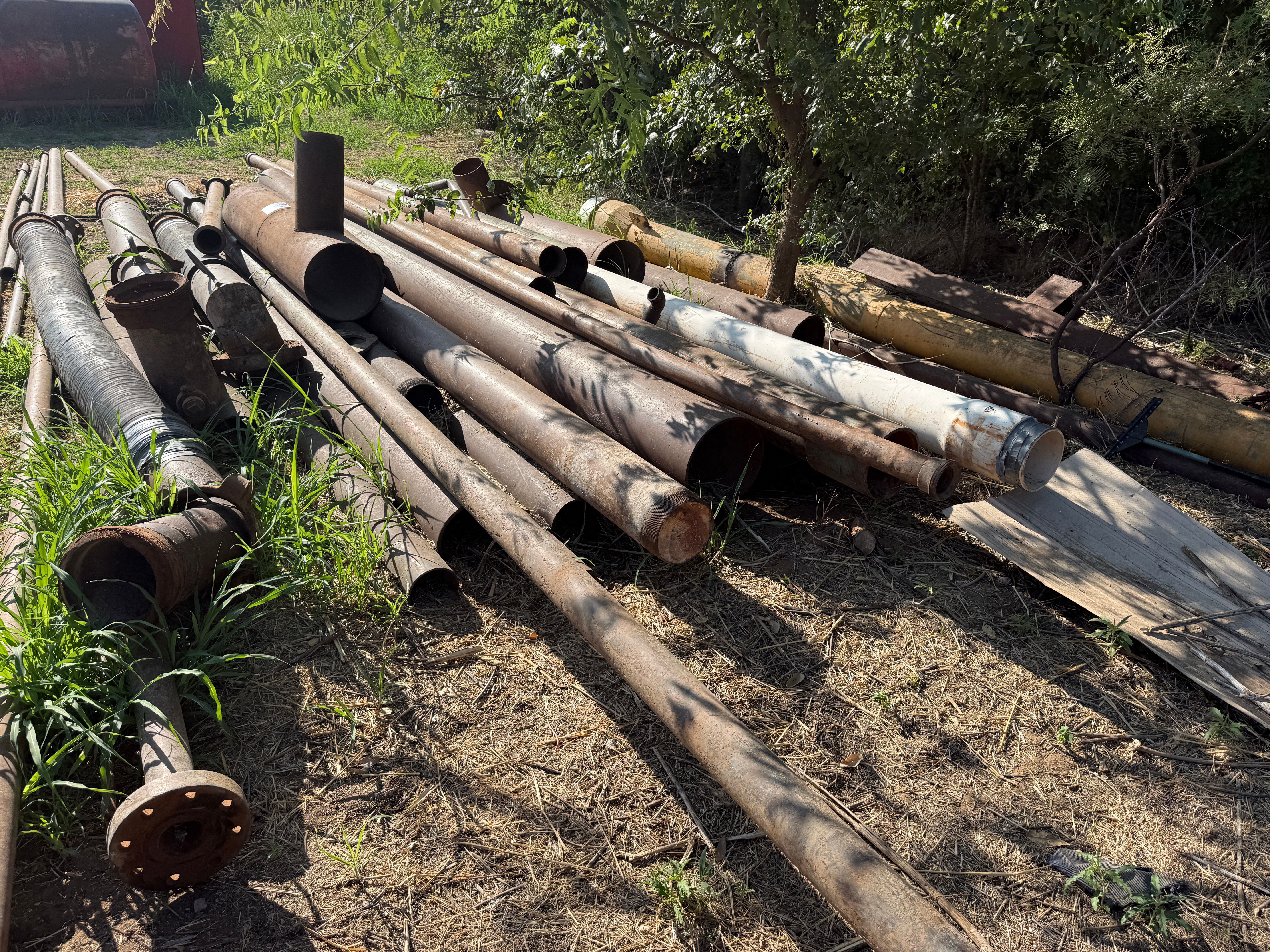 Used (1) 5-1/2” OCT. KELLY, BUSHING, RATHOLE, & PILE OF VARIOUS MUD HOSES & PIPE MOSTLY 8”