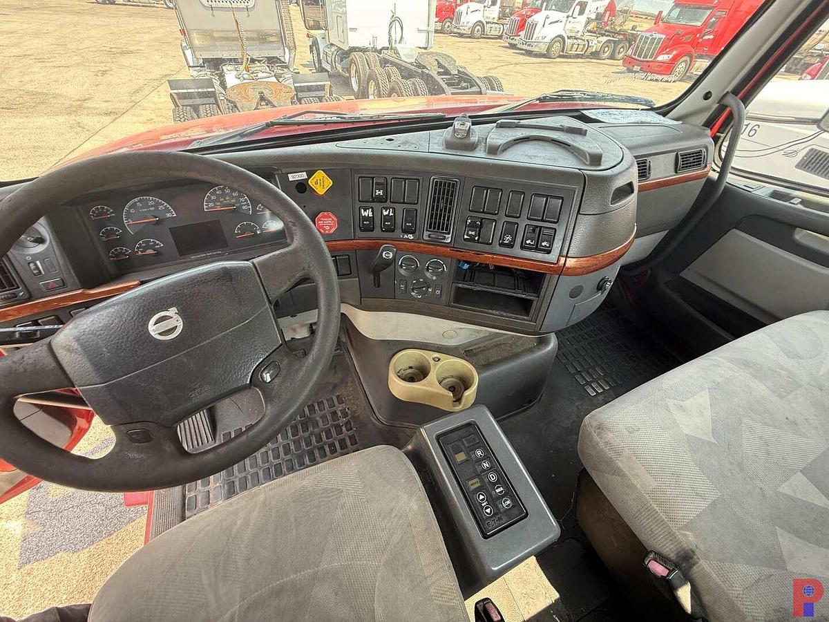Used 2009 VOLVO VHD T/A DAY CAB TRUCK TRACTOR