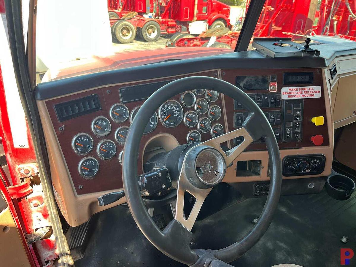 Used 2015 WESTERN STAR 4900 SB T/A 24” SLEEPER TRUCK