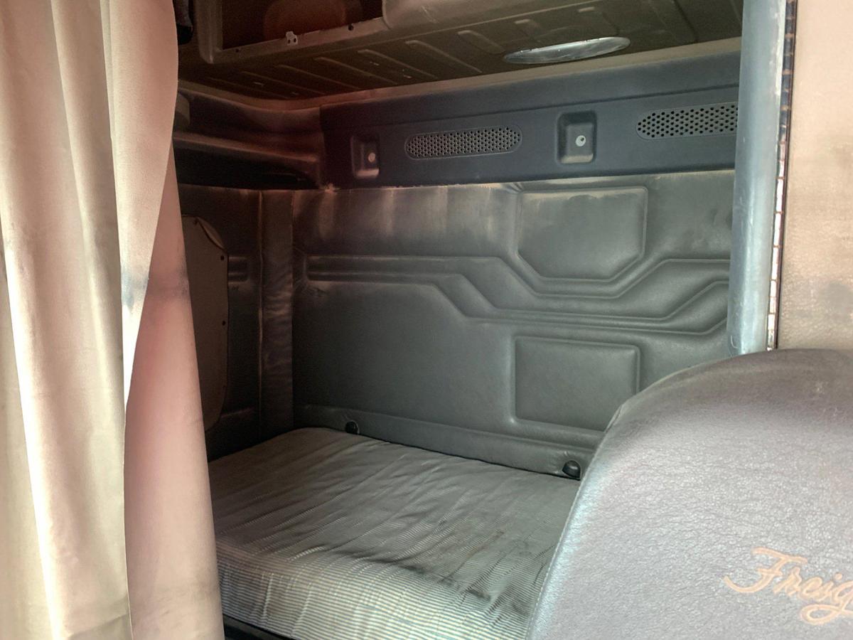 Used 2008 Freightliner Columbia 120 Sleeper Truck