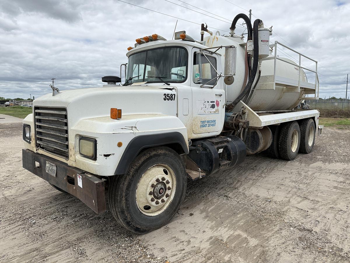 Used 1993 MACK RD690S T/A 75-BBL VACUUM TRUCK
